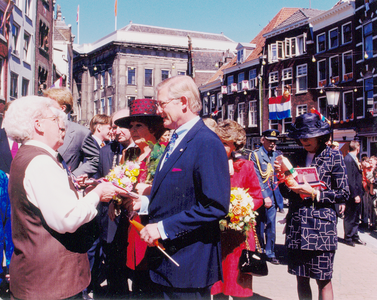 878112 Afbeelding van vrijwilligster Bep Jacobs in gesprek met mr. Pieter van Vollenhoven bij de uitstalling van het ...